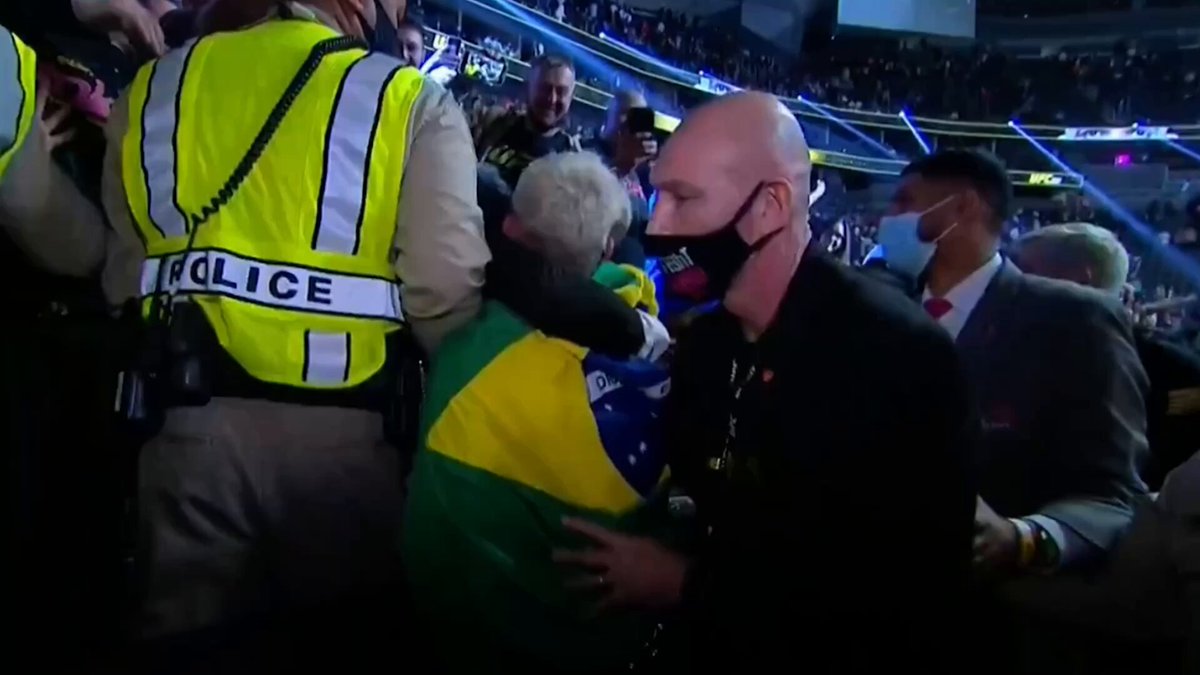 That time a fan stole Charles Oliveira’s glasses off his face at UFC 269 😭