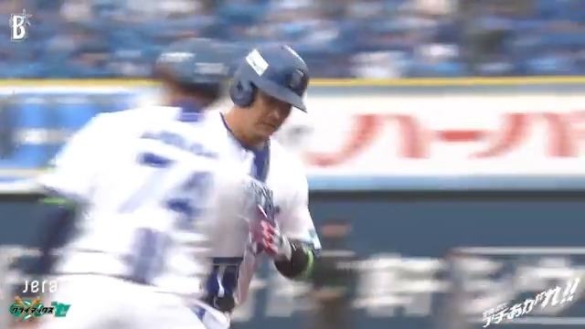雨を切り裂きながら、打球はライトスタンドへ!!!🌈🌈🌈 #筒香嘉智 選手の先制アーチが飛び出し、リードを奪う!!!💪💪💪 2回裏 DB 1 - 0 G #JERAクライマックスセ #横浜奪首 #全横浜でブチあがれ #baystars