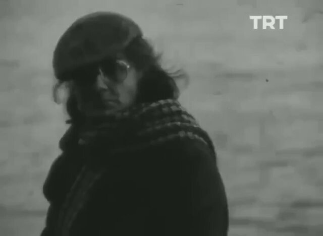 Attila İlhan’ı saygıyla… “Ne kadınlar sevdim zaten yoktular, Yağmur giyerlerdi sonbaharla bir, Azıcık okşasam sanki çocuktular, Bıraksam korkudan gözleri sislenir, Ne kadınlar sevdim zaten yoktular…” #attilailhan #şiir #naimbabüroglu