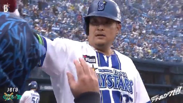 高く舞い上がった打球はそのままレフトポール直撃!⚡⚡⚡ #筒香嘉智 選手のこの試合2本目となる一発が飛び出し、リードを再び広げる!💪💪💪 6回裏 DB 4 - 2 G #JERAクライマックスセ #横浜奪首 #全横浜でブチあがれ #baystars