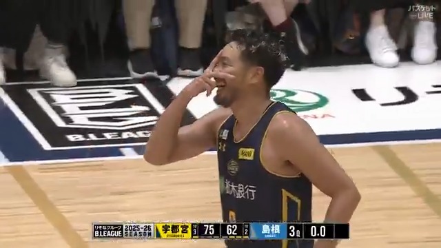 リバウンドを拾った #遠藤祐亮 ‼ 時間ギリギリで今日4本目の3ポイント👌 #宇都宮ブレックス 🆚 #島根スサノオマジック 🏀#りそなグループ #Bリーグ🏀 B1第2節|GAME1 ▶視聴はコチラ #バスケットLIVE ライブ/見逃し配信中📡 B.LEAGUE(Bリーグ) 宇都宮ブレックス / UTSUNOMIYA BREX