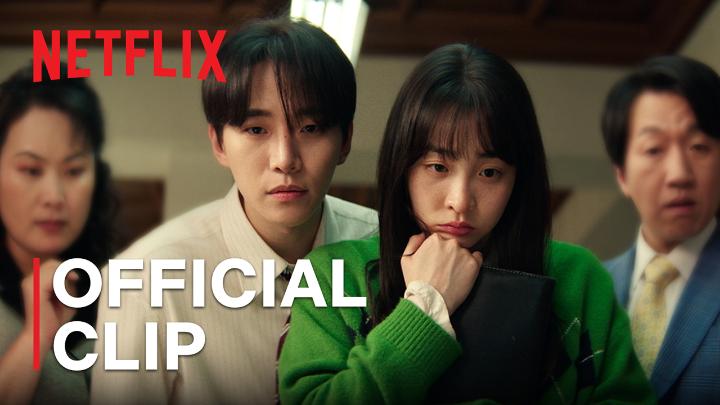 Siap-siap nontonin sepak terjang Lee Jun-ho jadi CEO dadakan ketika krisis ekonomi menyerang 😭 Drakor terbatas Typhoon Family, tayang malam ini di Netflix!