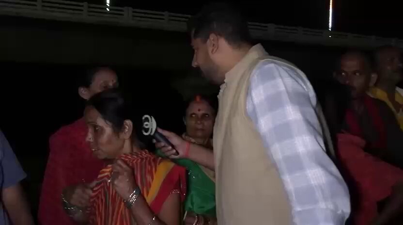 मोदी-नीतीश दोनों झुट्ठा हैं। ये लोग महिलाओं को बहकाकर वोट लेना चाहते हैं.. लेकिन जब इन्होंने काम ही नहीं किया, तो हम वोट भी नहीं देंगे। हमें मोदी-नीतीश से पैसा नहीं चाहिए। हम कांग्रेस को वोट देंगे और चुनाव जिताएंगे। - बिहार की महिला ने BJP-JDU की पोल खोल दी 👇