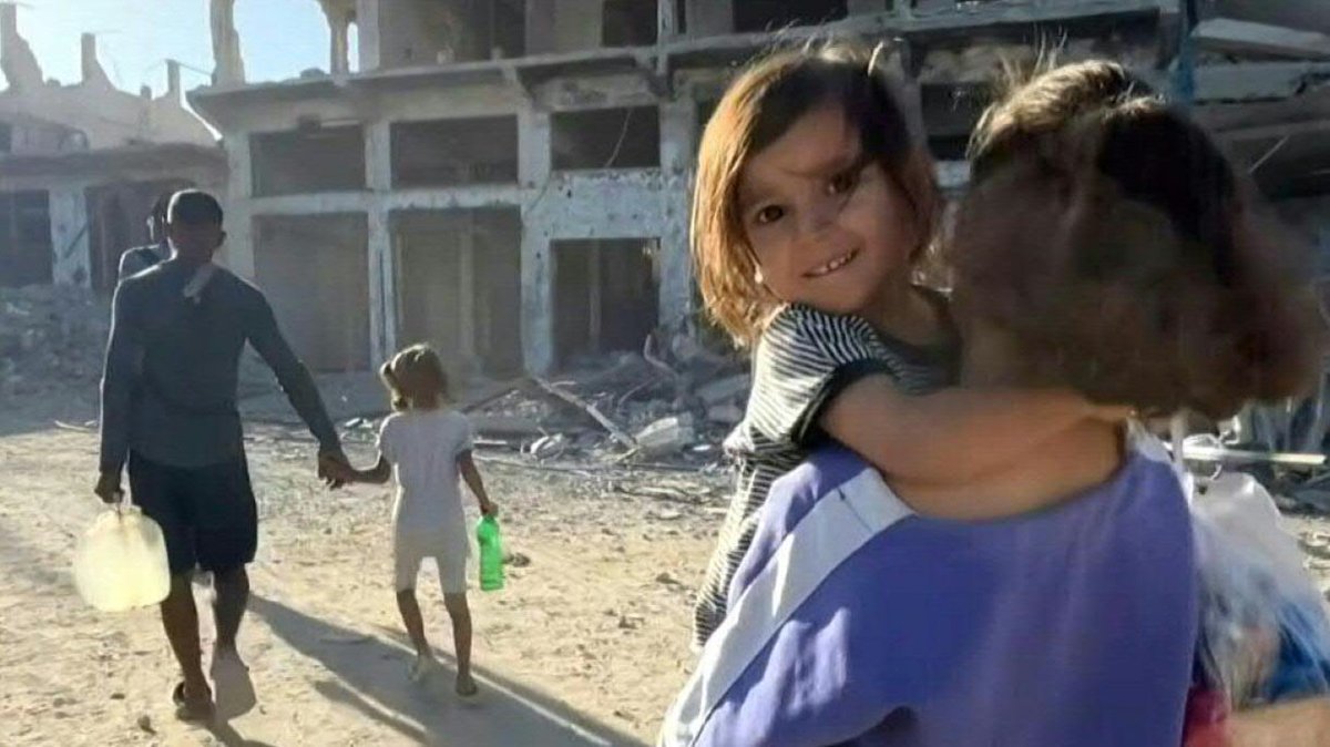 🇵🇸 🇮🇱 VIDEO: Gazans return to levelled homes as Israeli army pulls back "We're going back to our areas, full of wounds and sorrow," says a Gazan walking with his children as hundreds of displaced return to the ruins of their homes in Khan Yunis.
