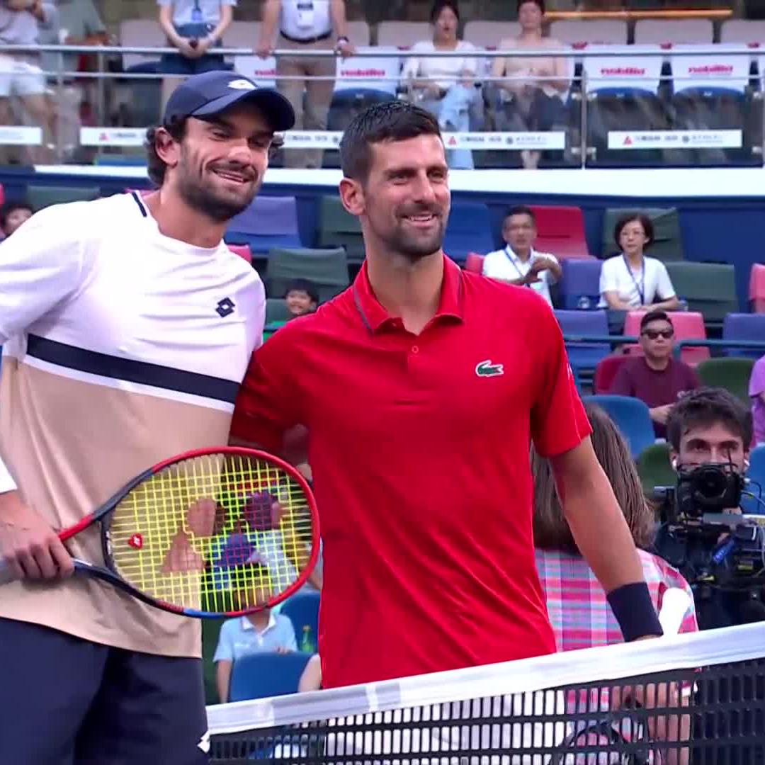 Novak Djokovic sur le court pour sa demi-finale contre la sensation Valentin Vacherot au Masters 1000 de Shanghai. 🔥⚔️ Vos pronostics pour le score ? ✍️