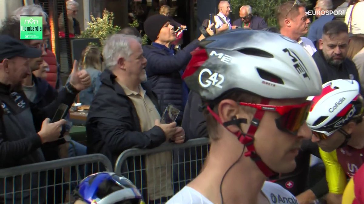 De gregario de nuestro Alberto Contador hasta Pogacar. 👏 El homenaje del pelotón a Rafal Majka en su retirada. #ILombardia