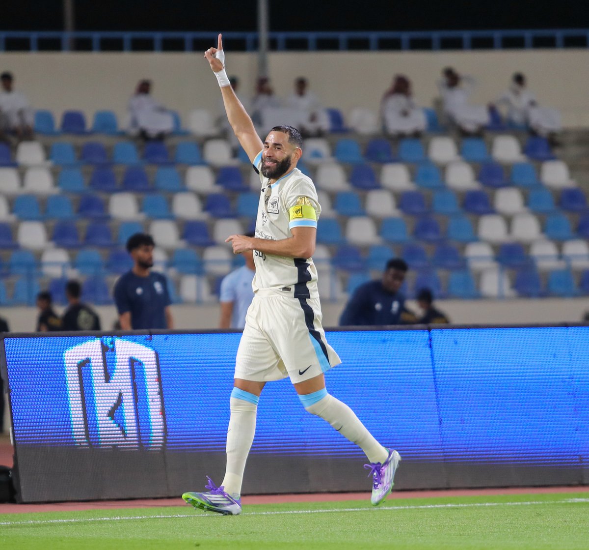 حينما يقرر: يسجل 🐅 عودة إلى هاتريك بنزيما في أولى جولات #دوري_روشن_السعودي ⚽️🔙 #للجماهير