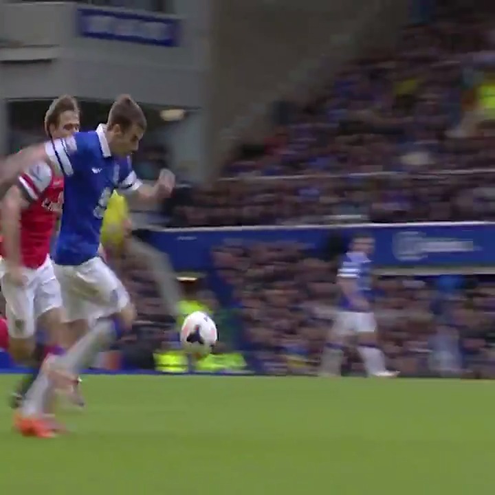 With Everton leading Arsenal 3-0 at Goodison Park in April 2014, Seamus Coleman was in the groove, producing a series of keepy-uppies and tricks down the right-hand side 🔵⚽️