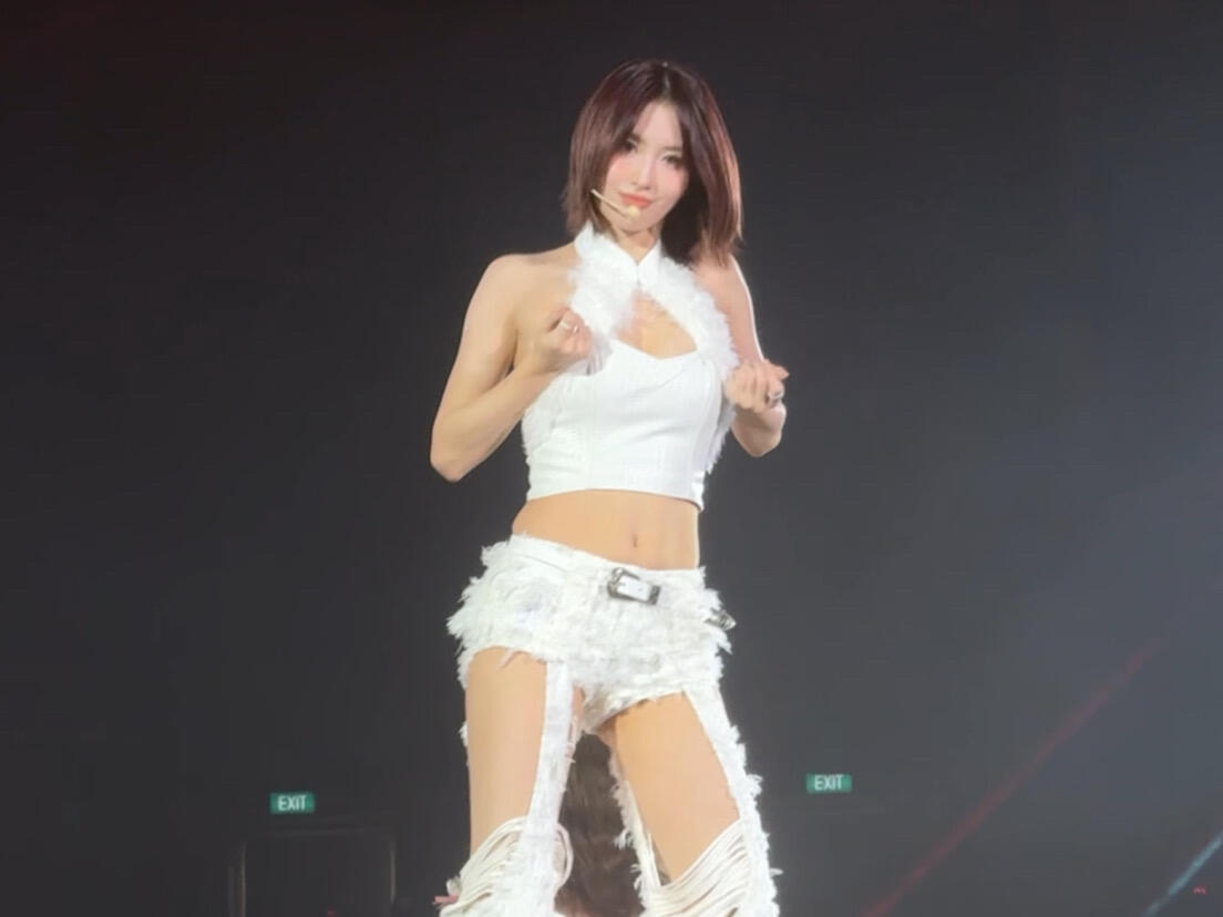 MOMO WITHOUT BANGS SHE'S SO GORGEOUS
