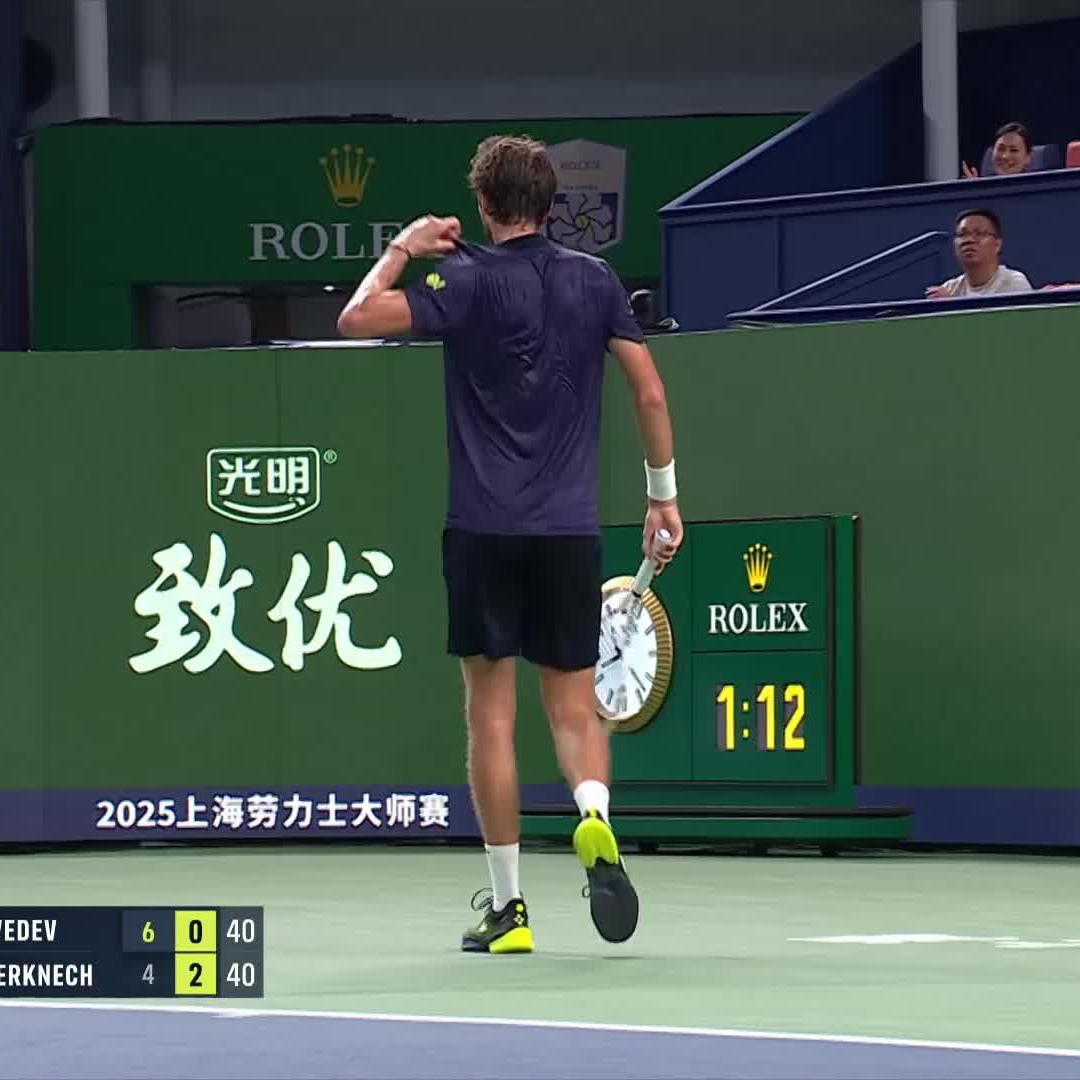 Daniil Medvedev hits a Daniil Medvedev passing shot against Rinderknech in Shanghai. Rublev was so right to call him an Octopus. He was nowhere near that ball, but with the wave of his tentacle, he sends it back with perfect placement. Only Meddy. 🐙