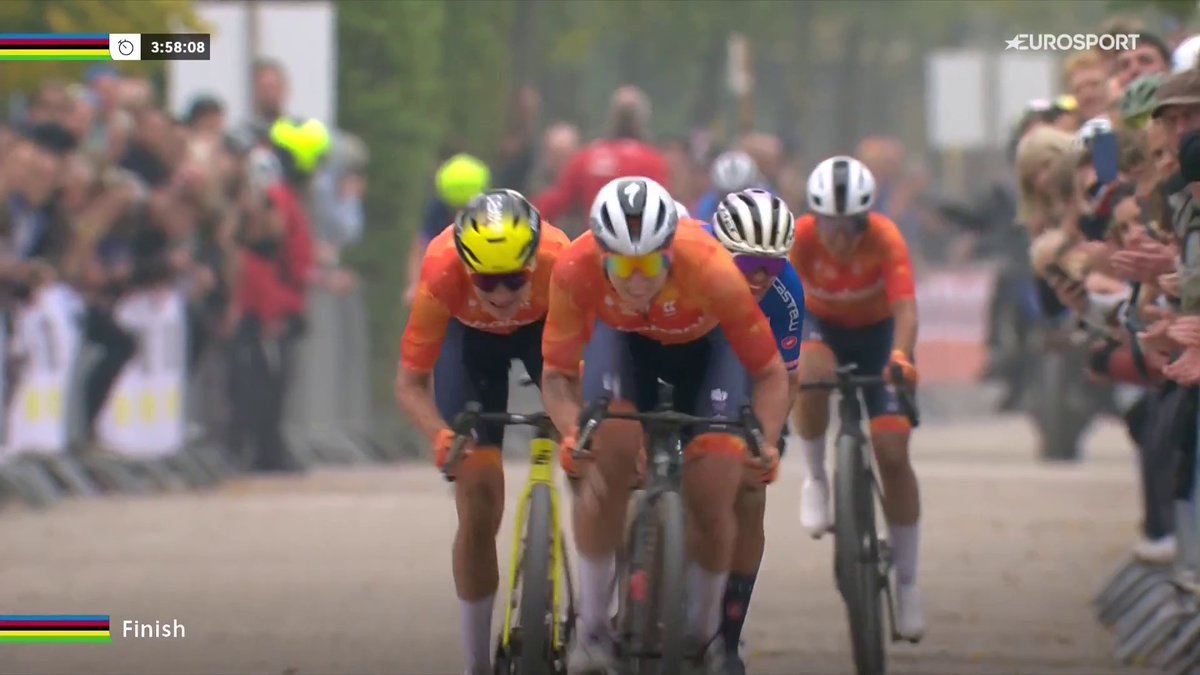 🚴🇳🇱 | Wat een ongelofelijke finale. De poging van Van Anrooij strandt in het zicht van de haven en Lorena Wiebes profiteert. De wereldtitel is voor Wiebes! 🌈 📺 Stream koers op HBO Max