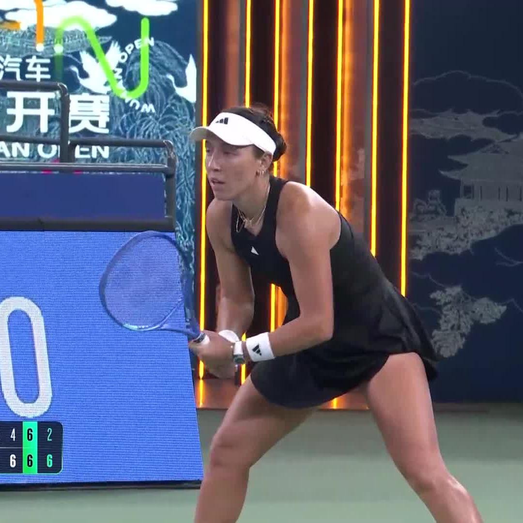 BREATHTAKING 💪 Jess Pegula battles back from a set down against Sabalenka to win the deciding tiebreak 7-2. An absolute classic in Wuhan! #WuhanOpen