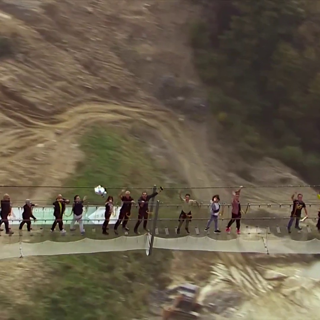 Don’t look down! 😰 A fearless way for this group of fans to watch Il Lombardia 🤯