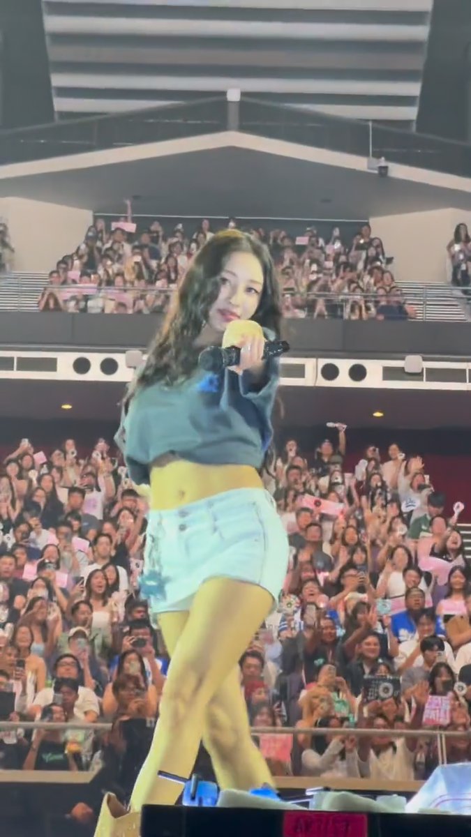 THE SCREAMS WHEN JIHYO POINTS RIGHT AT HER 😭😭