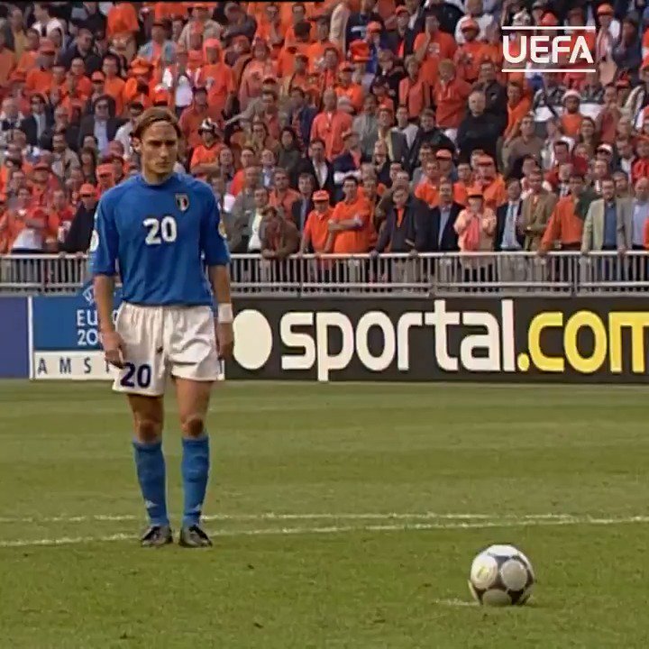 Cobrar un penal en la semifinal de una Euro es para valientes... Hacerlo como Totti, es solo para leyendas 🇮🇹