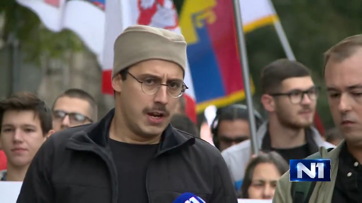 Student Fakulteta muzičkih umetnosti Nikola Marčetić rekao je da je današnjih skup jedan od najvažnijih, pošto se na njemu šalje poruka narodu na Kosovu i Metohiji da su studenti uz njih. Sve o skupovima podrške Srbima na Kosovu širom zemlje čitajte u našem blogu 👉