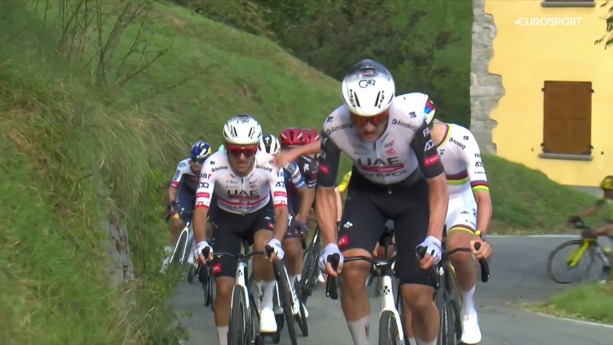 Se acabó la carrera. Empezó el show. Lo de Tadej Pogacar en #ILombardia.