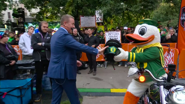GameDay In Oregon ➡️ Motorcycle ➡️ Car ➡️ Plane ➡️ Cotton Bowl in Dallas, TX The Duck is helping out Kirk Herbstreit on a very busy Saturday 🦆