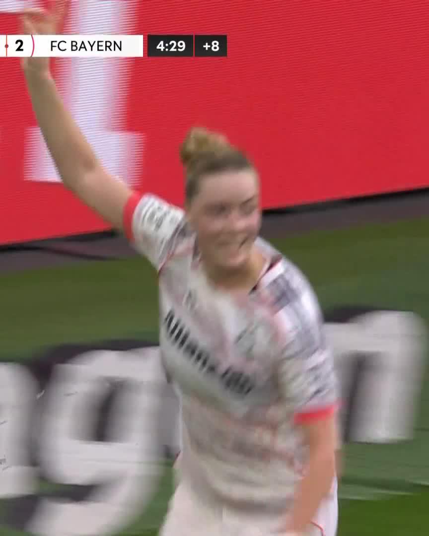 🤩 Alara seals it for Bayern in Wolfsburg! Her late goal puts them 3️⃣-1️⃣ up and on route to first place in the league. Watch live for free on in select territories. #DieLiga