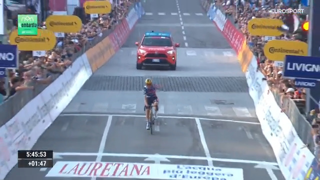 La celebración de Evenepoel tras volver a ser segundo por detrás de Pogacar. #ILombardia