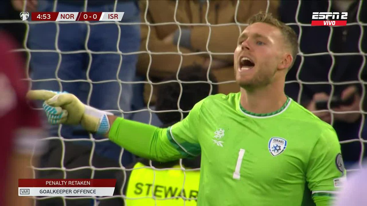 😳🇳🇴 Hay penal para Noruega, va ERLING HAALAND, el arquero Peretz de Israel SE LO ATAJA, pero fue ANULADO por adelantamiento. Haaland va devuelta, le cambia el palo Y SE LO VUELVE A ATAJAR. INCREÍBLE. ❌