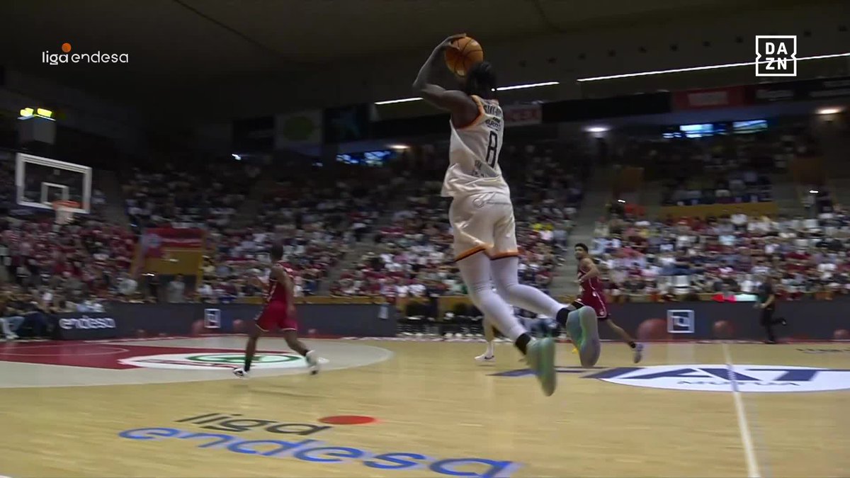 Desde donde quieras, Howard. 😱😱😱😱😱😱😱😱😱😱 ¡HOWARD SANT-ROOS LA CLAVA DESDE MEDIO CAMPO SOBRE LA BOCINA PARA CERRAR LA PRIMERA MITAD! Toyota España, directa al #Top10Toyota de la Jornada, ¿no? 🤪 📺 DAZN España | UCAM Murcia | #LigaEndesa