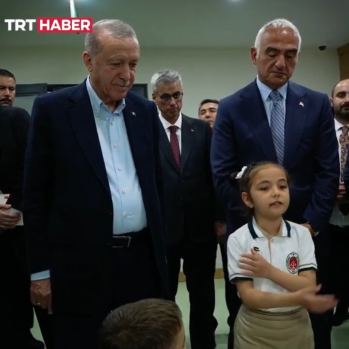 Rize Çay İlkokulu öğrencileri, Cumhurbaşkanı Erdoğan'ı şiirlerle karşıladı.