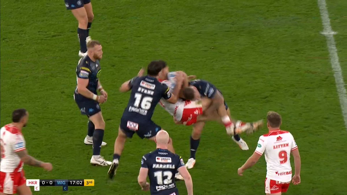 It's all kicking off in the Grand Final! 🫣💥 O'Neill heads to the sin bin for that poor twist challenge 🟨