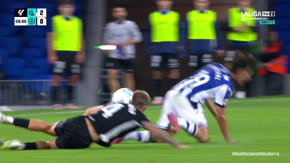 EL ÁRBITRO NO LO DUDA... Y ROJA PARA GAEL ALONSO 🟥 #LALIGAHYPERMOTION #RealSociedadBAndorra