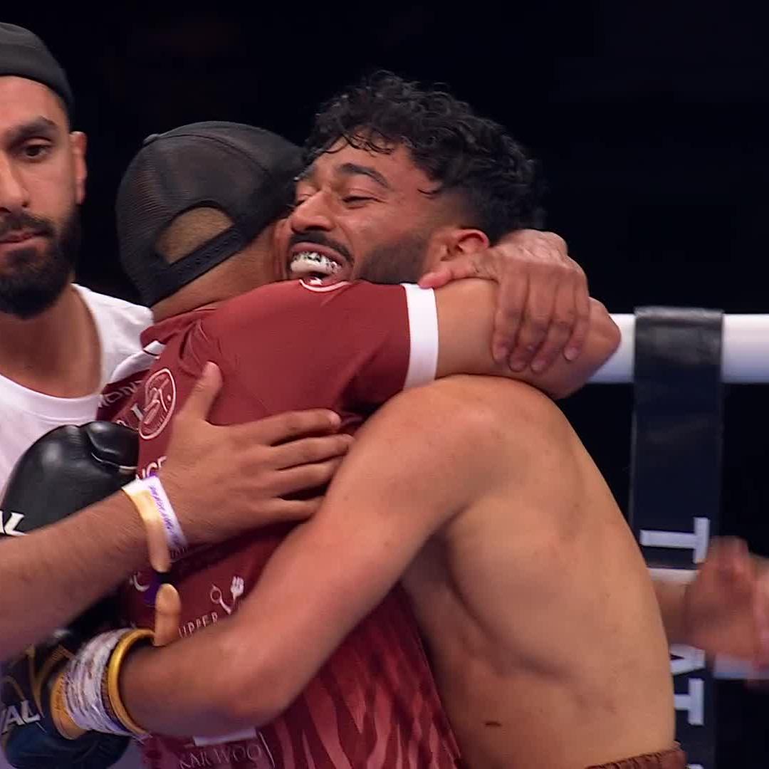 💣 Hamza Uddin drops Paul Roberts 3x with body shots in Round 5 and stops him to win the English Flyweight title in his 6th pro fight. #AllenMakhmudov
