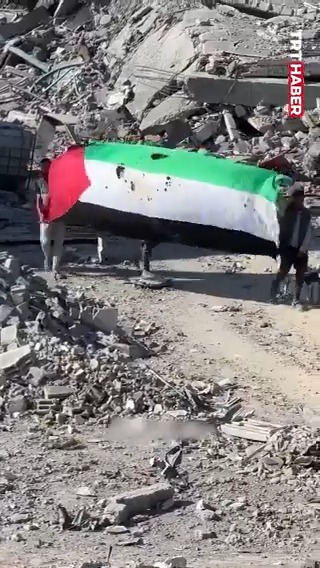 Soykırımcı İsrail'in enkaza çevirdiği evlerine Filistin bayrağıyla dönen Gazzeliler…