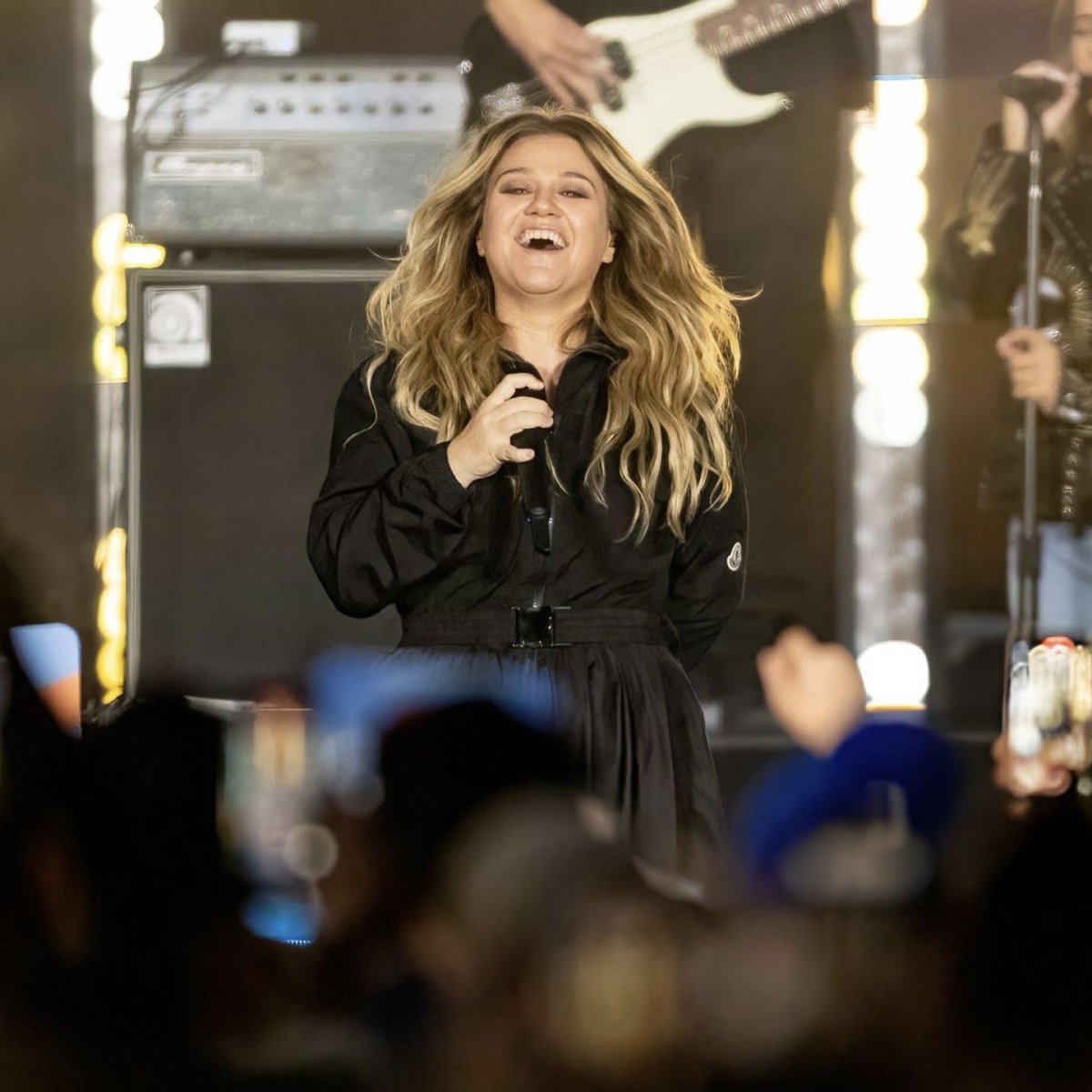 Kelly Clarkson nailing ALL THE NOTES in ‘Since U Been Gone’ after 20 years of its release is insane, her voice has aged like a fine wine