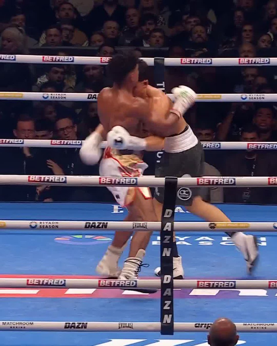 Bostan hangs on in the third 🤯 #BostanFawaz2 | DAZN Boxing | #AllenMakhmudov