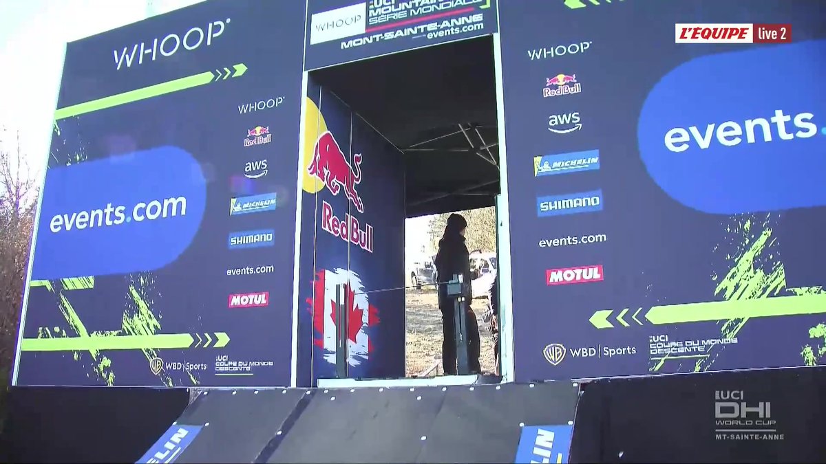 En tête du classement général de la Coupe du monde de descente, le Français Loïc Bruni n'a pas pu prendre le départ, abandonnant son fauteuil de leader et le titre à Jackson Goldstone. Le Canadien s'impose à domicile à Mont-Saint-Anne et remporte donc la Coupe du monde.
