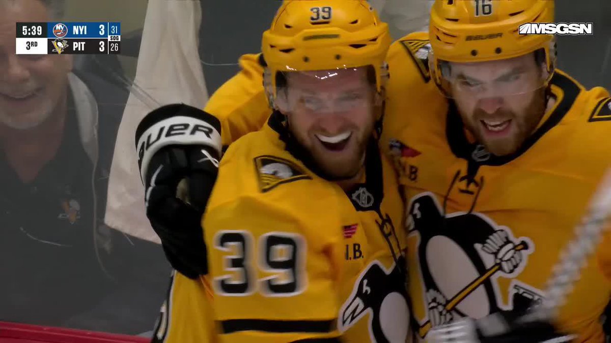 The team found out pre-game about Jackson Brazeau so Geno made sure to grab the puck after his dad’s goal for him 🥹
