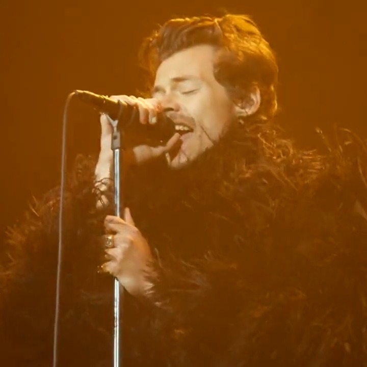 parece uma coisa super besta mas eu AMO o harry usar só microfone com fio e ficar o show todo puxando os fios pra la e pra ca acho uma coisa muito DELE
