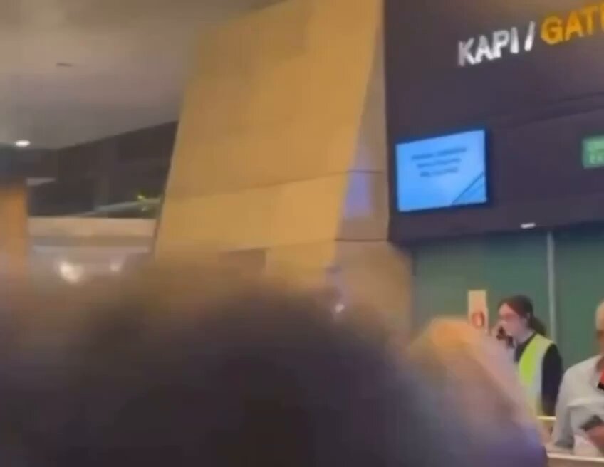 Ankara Esenboğa Havalimanı'nda bir vatandaş, 80 TL'den satılan su için tepki gösterdi: "Kimin eli kimin cebinde? Bu para kime gidiyor?"