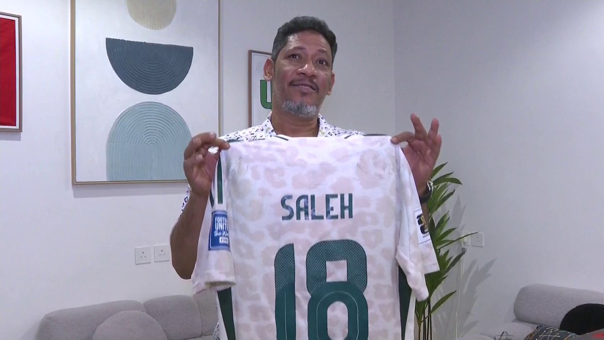 وهيب أبوالشامات والد لاعب المنتخب السعودي صالح أبوالشامات لـ #في_المرمى: "تي شيرت" صالح خلال مواجهة #إندونيسيا كما هو بحالته في أول مباراة دولية له وسوف "يُبروز" ويتم وضعه في منزله ليراه أولاده وأحفاده 📺 شاهدوا الحلقة الكاملة من هنا: