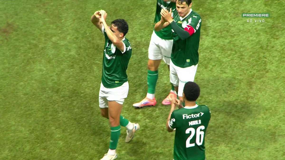 Bruno Rodrigues, do Palmeiras, voltou a marcar e comemorou o gol beijando os joelhos. O atacante passou por duas cirurgias e ficou quase 2 anos sem jogar. 🎥 Premiere | ge