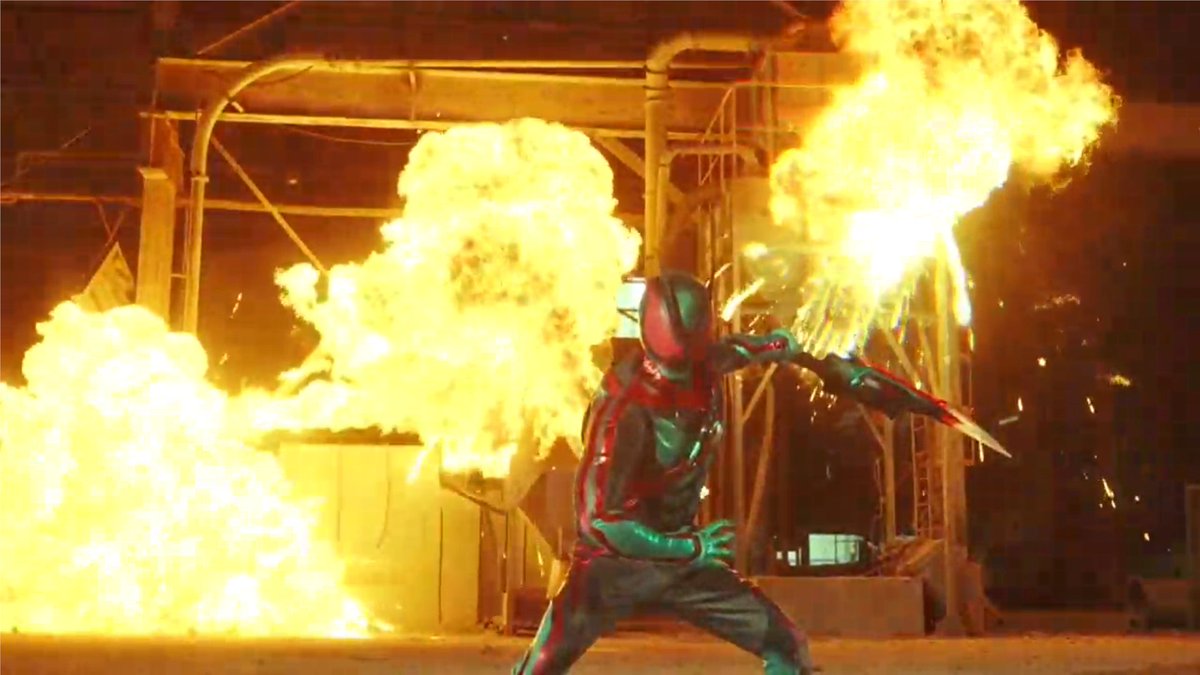 ロープアーム的な使い方からの山口監督お得意のナパーム爆破が映えてた #仮面ライダーゼッツ #nitiasa