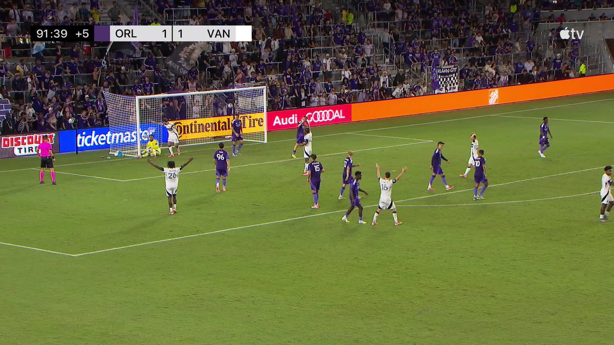 STOPPAGE TIME MADNESS 😱 Pedro Gallese just keeps this goal out.