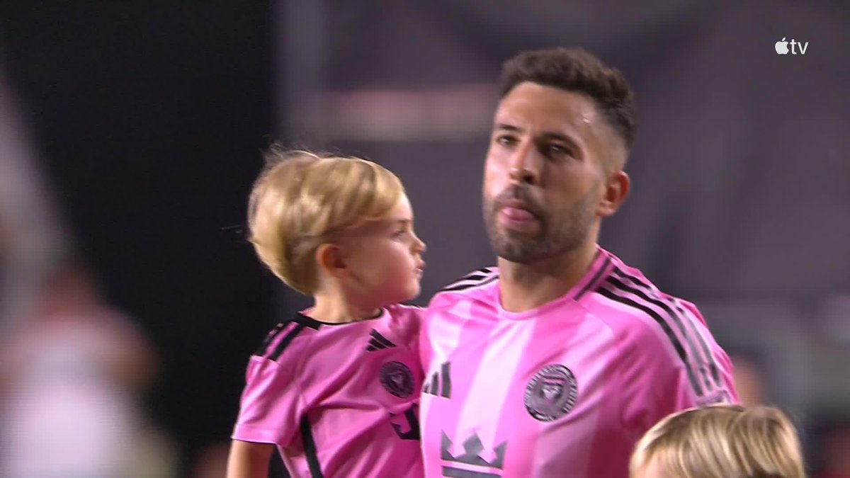 One of the game's all-time greats. 👏🇪🇸 Jordi Alba addresses the Inter Miami CF fans in his final regular season home game.