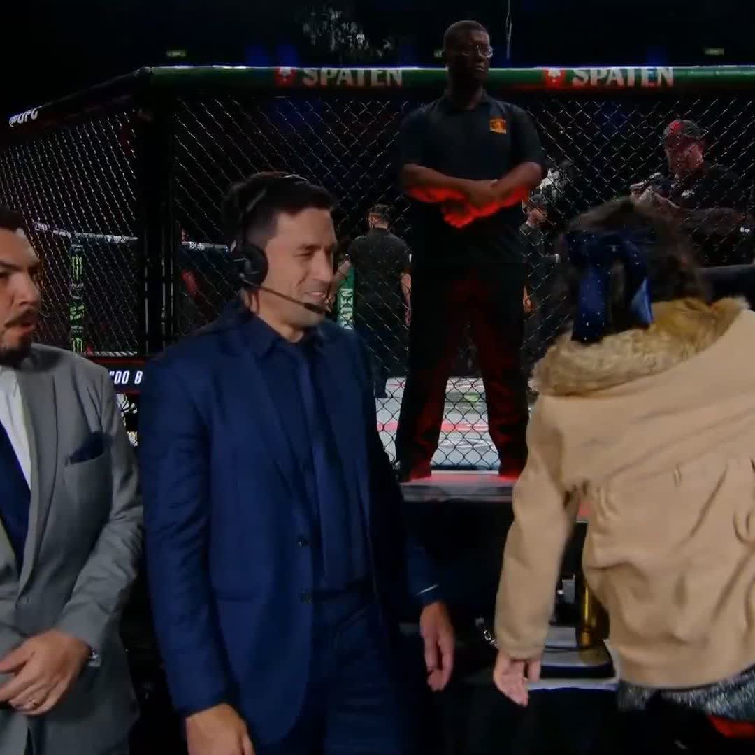 Charles reverenciando Demian Maia... Que cena, senhores. #UFC #UFCBR #UFCRio