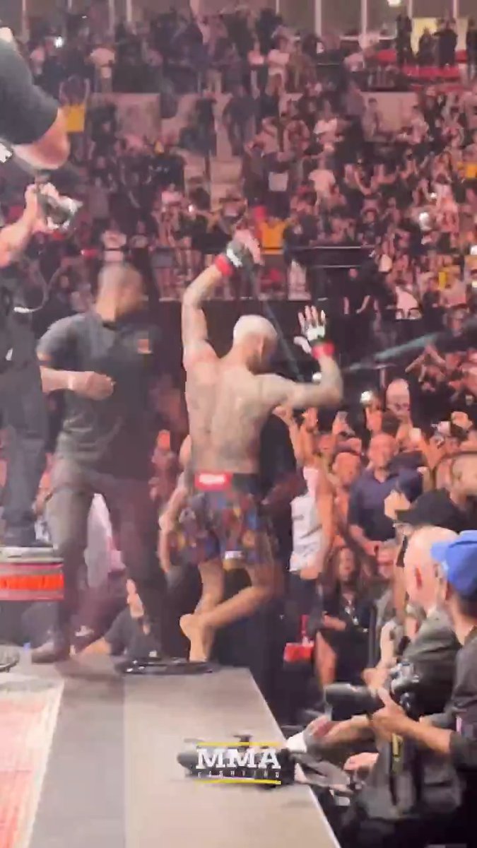 Charles Oliveira blew the roof off the arena at UFC Rio! ๐ง๐ท๐ (๐ฅ Guilherme Cruz)
