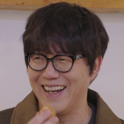バラード歌手のソン・シギョンが俳優の松重豊を連れて、韓国・ソウルのグルメスポットを紹介。韓ドラにも出てくるあの場所や、ディープな雰囲気を味わえる場所まで2人が唸ったメニューたち。韓国に行く時はロケ地巡りをしてみては？✨ 🍖30年続く老舗焼肉「プイルカルビ」 🥯韓国伝統スイーツが沢山「薬水市場」 🐙タコの踊り食いをはじめとするタコ料理「ヘテ食堂」 🍜漢江公園でインスタントラーメン #隣の国のグルメイト #KfoodiemeetsJfoodie