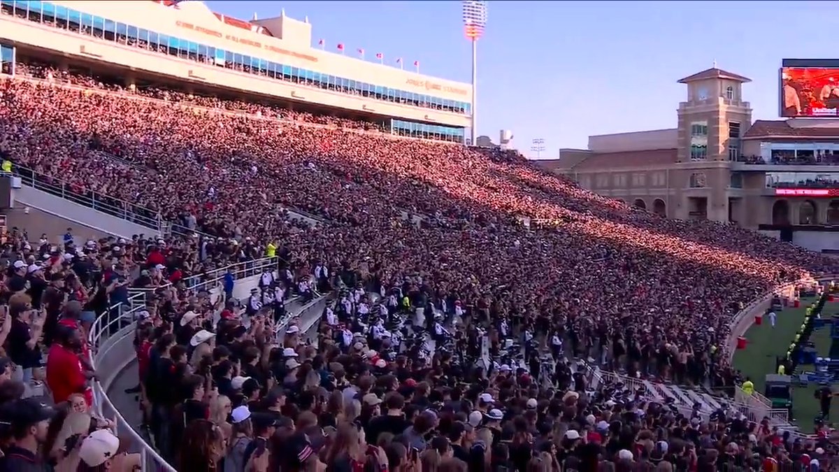 370+ on the ground. 9 sacks. 1 dub. 🎥 Highlights from Kansas #WreckEm | Gatorade