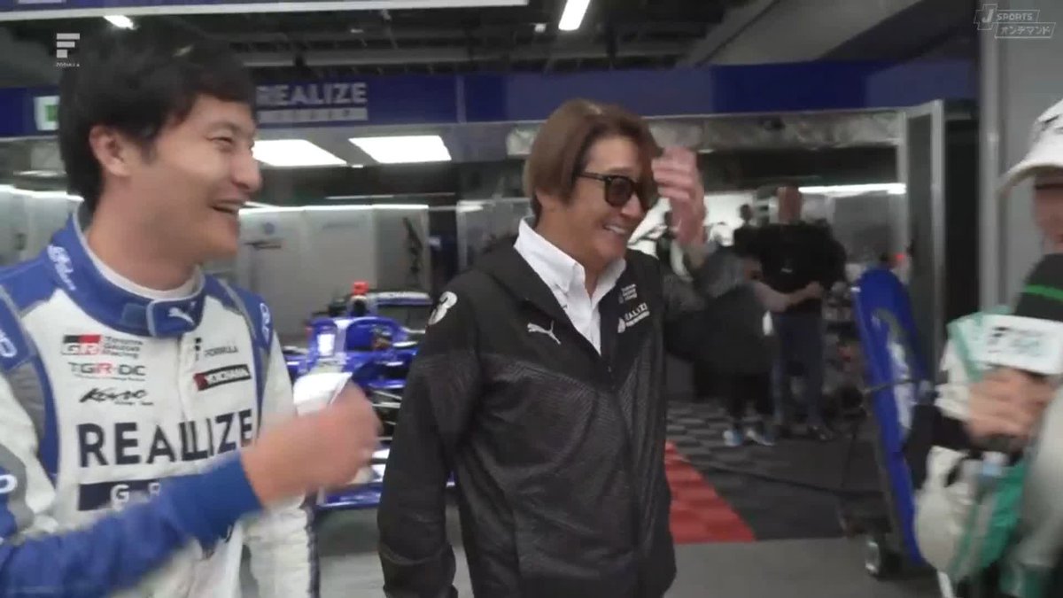 山下 健太選手のインタビューをしていたら 近藤 真彦監督が😎 ファンの皆さんへ 「もう少しお待ちください」🙌 #スーパーフォーミュラ 第9&10戦 富士スピードウェイ FP~決勝まで徹底LIVE配信! 🔽ご視聴/ご購入は🔽 #Sformula