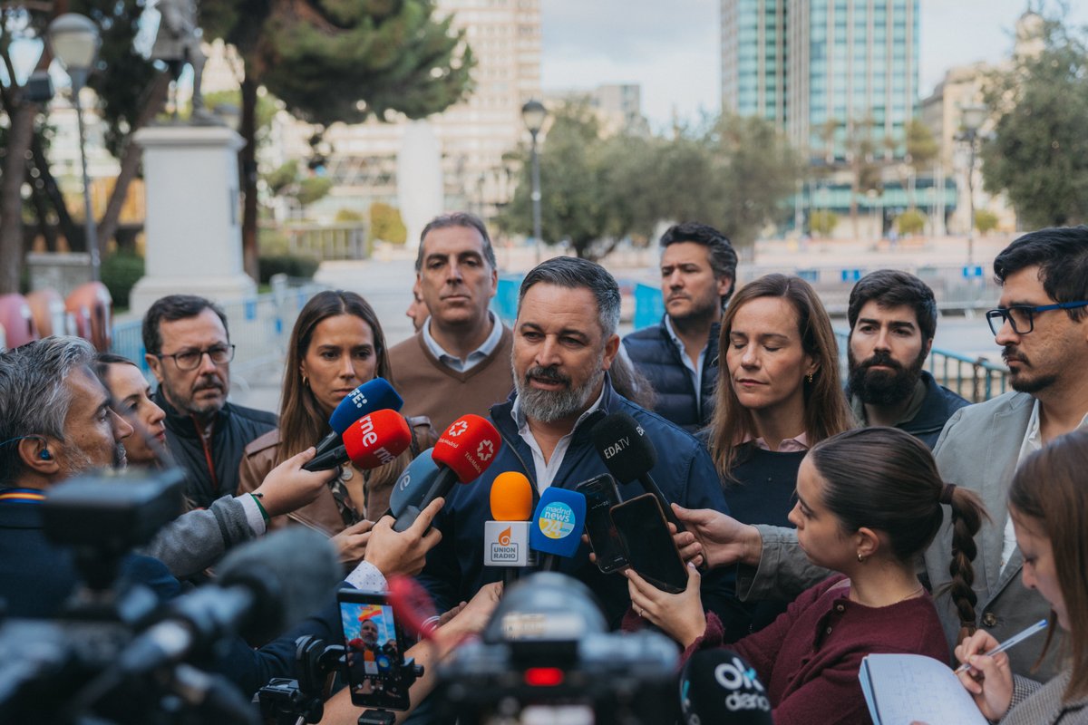 🇪🇸 Santiago Abascal 🇪🇸 felicita a todos los españoles que aprecian y honran su Historia y lamenta: “Al frente del Gobierno de España hay un indecente, un corrupto y un traidor”. ‼️📹 Declaraciones completas este #12deOctubre 👇