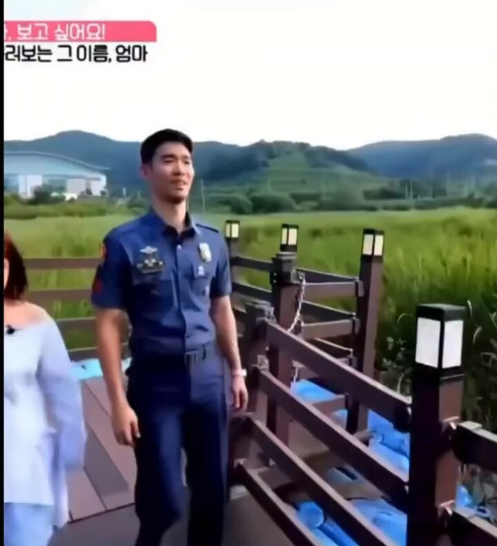 Filipino policeman reunites with Korean mother after 31 years of searching