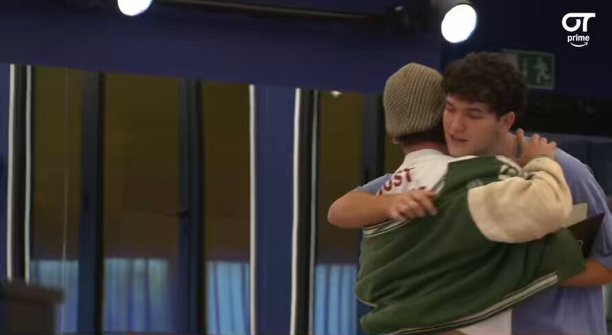 esta interpretación de crespo intentando desnudar a guillo en directo jajskajskajs CINE #OTDirecto12O